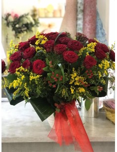 Vaso in ceramica con 40 rose rosse e con Ipericum,...