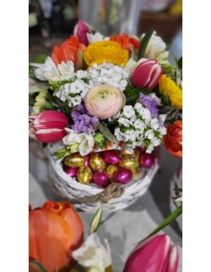Cestino Pasquale con fiori e ovetti di cioccolato 2