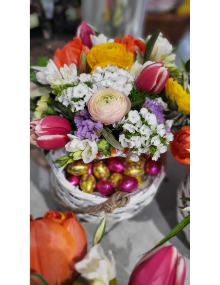 Cestino Pasquale con fiori e ovetti di cioccolato