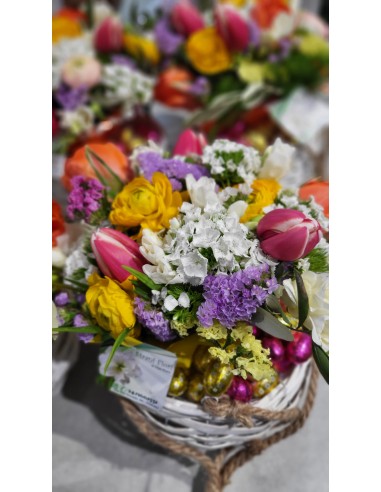 Cestino Pasquale con fiori e ovetti di cioccolato