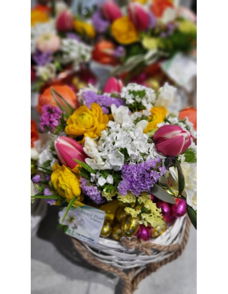 Cestino Pasquale con fiori e ovetti di cioccolato