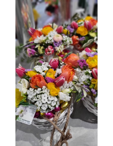 Cestino Pasquale con fiori e ovetti di cioccolato